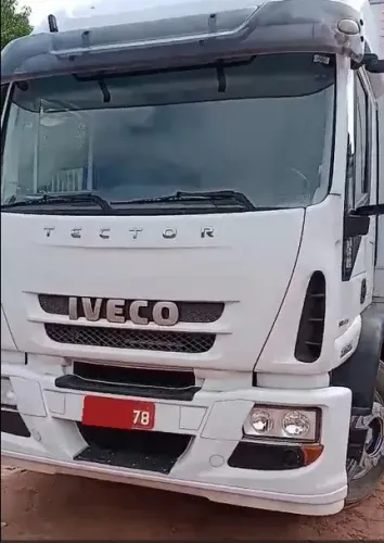 VENDO CAMINHÃO BAÚ IVECO