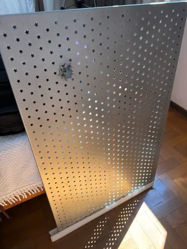 Painel de metal com adesivos