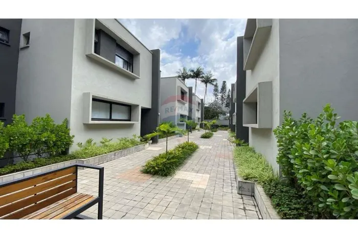 Casa nova em condomínio no Campo Belo com 4 suítes, piscina e estrutura para elevador