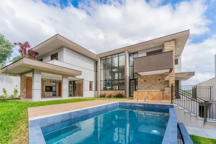 Casa nova em Condomínio, 05 Suítes, 08 Vagas, Piscina, Mossunguê, Curitiba.