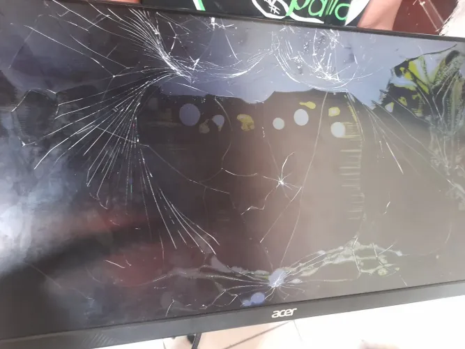Monitor Acer tela trincada troco em iPhone 8 ou 11 com tela trincada 