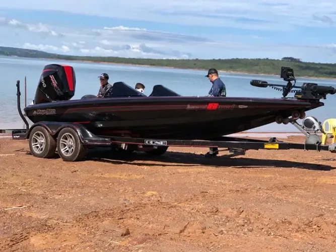Barco Bassboat Megabass Veloster - casco. Imperdível.