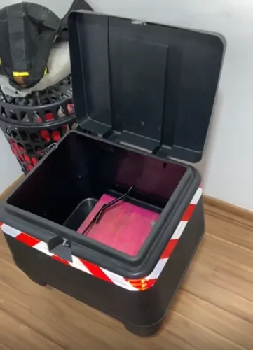 Baú Pro Tork 80litros já vai com a madeira e adesivo refletivo. Tá novo!