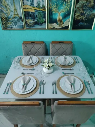 Mesa de Jantar com 4 Cadeiras - Seminova
