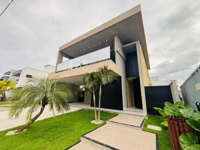 Casa duplex em condomínio no Eusébio com 269m², 4 suítes e 4 vagas por R$ 1.800.000