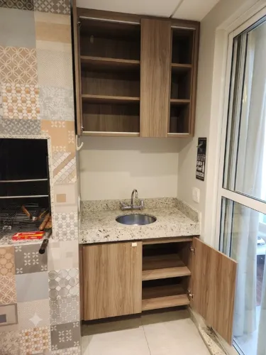 Conjunto de Armários Planejados para Varanda Gourmet - Acabamento Amadeirado