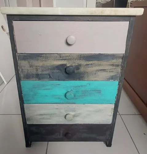 Mesa de Cabeceira com tampo de mármore (criado mudo)