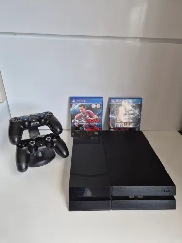 PlayStation 4 (PS4) Fat 500GB + 2 Controles + 2 Jogos