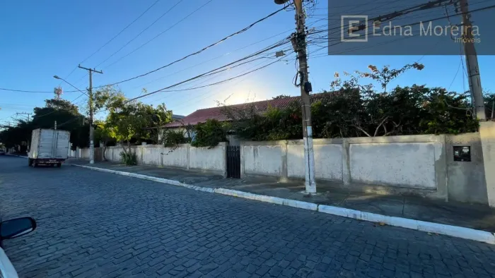 Casa comercial para locação em Cabo Frio-RJ, bairro Palmeiras: 4 quartos, 1 sala, 3 banhei
