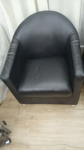 Vendo 3 poltronas pretas. Precisando de forro. A estrutura interna está boa.