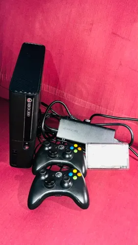 Xbox 360 com HD de 160GB Contendo 18 Jogos + 2 Controles
