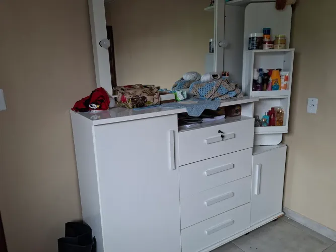 Vendo cômoda com espelho giratório