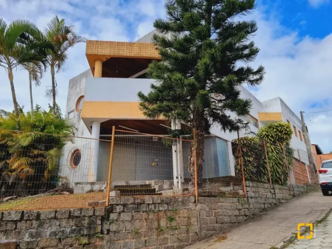 Prédio comercial dois pavimentos com salas e garagem em Capoeiras.