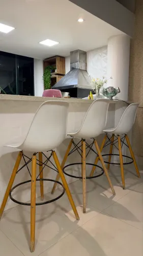 Banquetas modernas em excelente estado