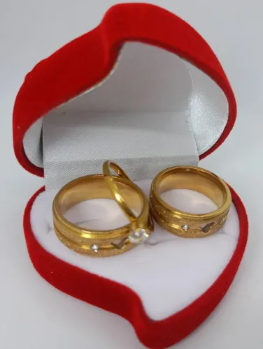 Par de alianças de compromisso em Aço inox e banhado a Ouro 18k + Brinde = 1 anel solita.