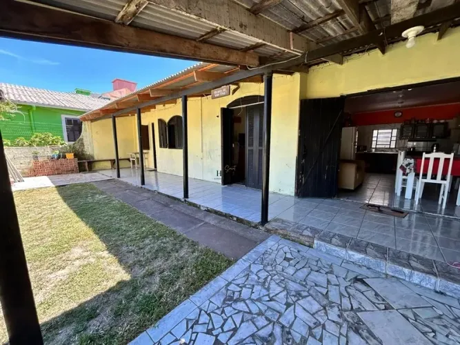 CASA COM 2 KITNETS À VENDA EM MARILUZ OPORTUNIDADE PARA MORAR E INVESTIR!