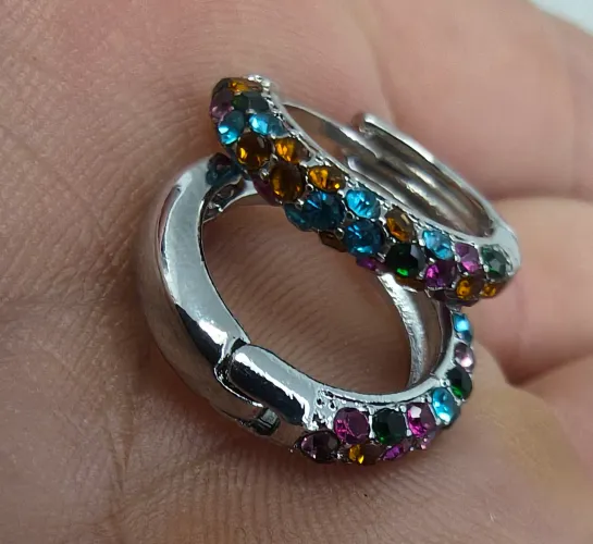Brinco argola de aço inoxidável não enferruja com zirconias coloridas