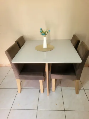 Mesa de vidro com 4 cadeiras