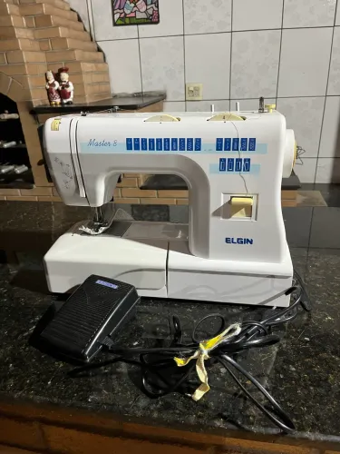 máquina de costura Elgin Master 8 (modelo JX-3800)