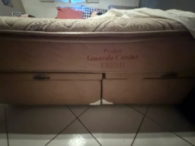 Cama king size com baú