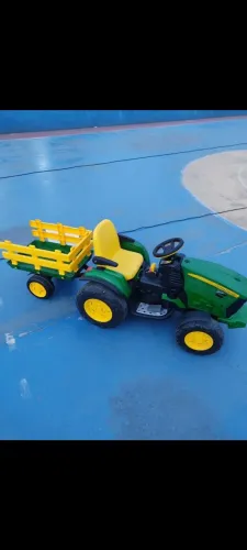Trator elétrico infantil John Deere 
