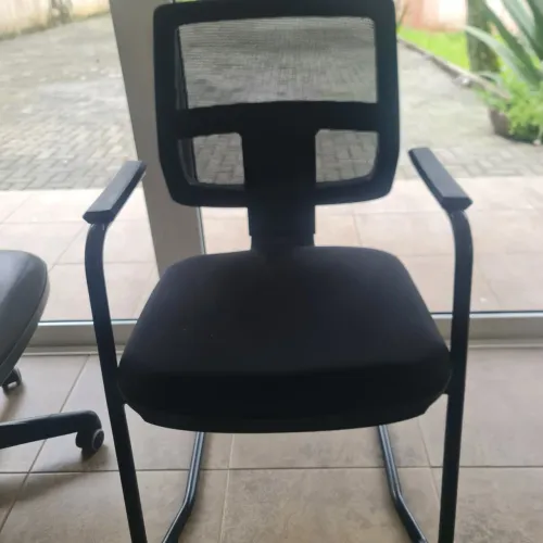 CADEIRA ESCRITÓRIO FIXA COM BRAÇO PRETO ( SEMINOVA )