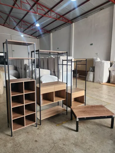 Conjunto de Closet / Guarda Roupa estilo Industrial e Mesa de Centro 