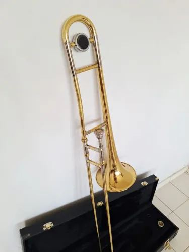 Trombone Eagle Bb com case seminovo