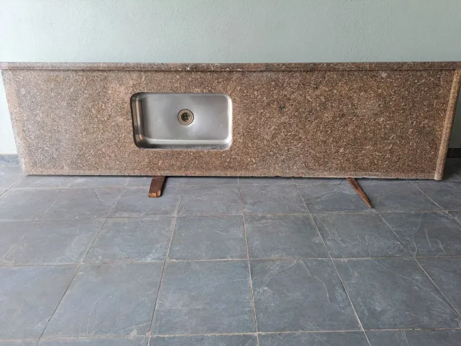 Vende-se pia de mármore 2.30x060cm na cor castanheira