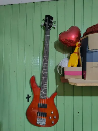 contrabaixo Michael Modern Bass BM514N de 4 cordas.