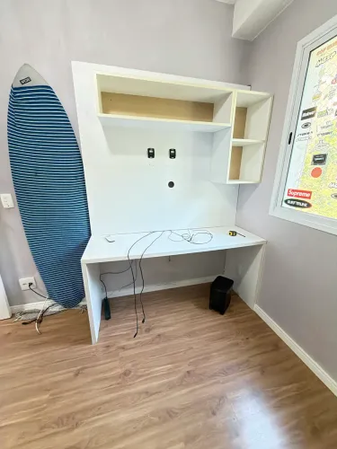 Mesa de computador com painel em madeira
