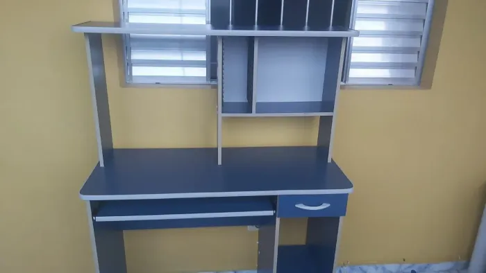 Escrivaninha com cadeira