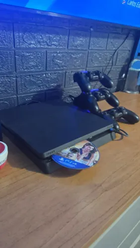 Playstation 4 slim 1TB + 3 controles + Suporte carregador 2 controles + GTA V
