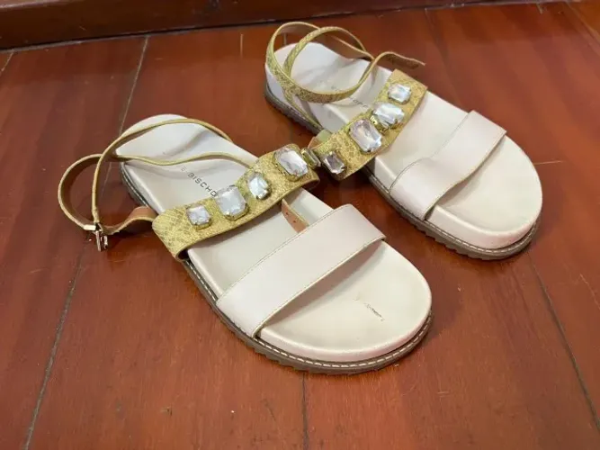 Sandália Rasteira Bischoff Off White com Pedrarias