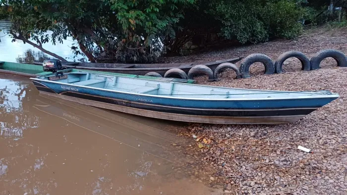 Barco e motor de popa
