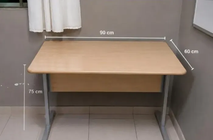 Mesa de Escritório / Estudos - 90 × 60 × 75 cm