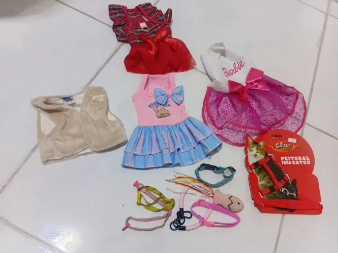 Roupinha semi nova pet tudo por 30 reais moro nilopolis