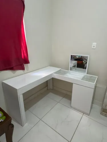 Penteadeira Branca com Espelho e Gavetas - R$ 250,00