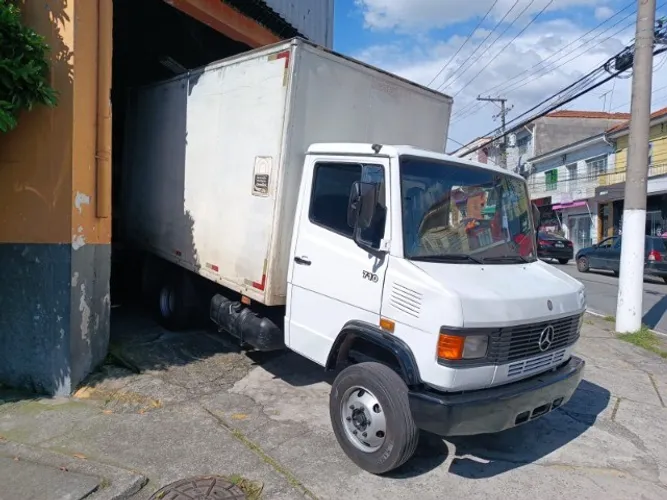 Mercedes Benz 710 Ano 2000 com Bau