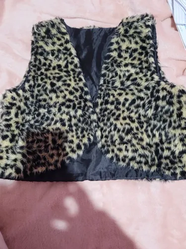 Colete forro preto com estampa de onça