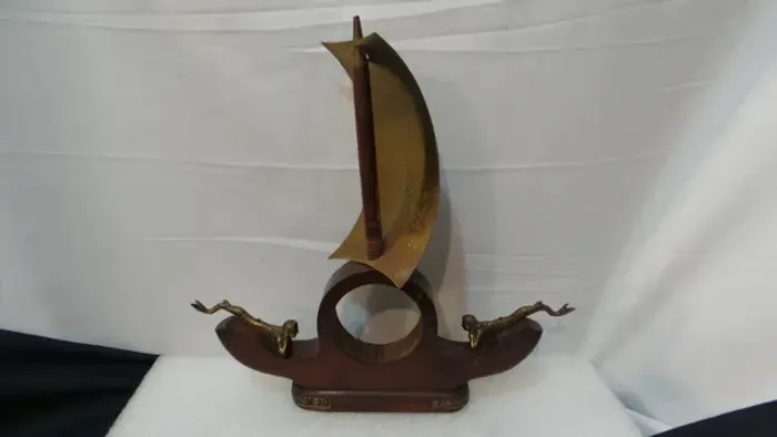 Caravela em madeira jacarandá com apliques em bronze para restauração