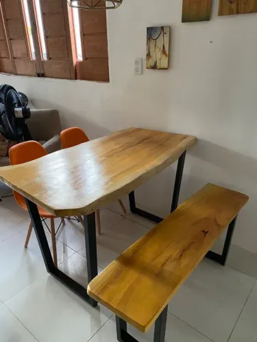 Mesa e banco com pé em Metalon
