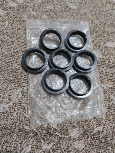 Pequenas peças plásticas para uso variado.