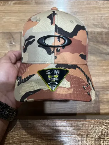Boné OAKLEY original com nota fiscal S/M desert camo 
