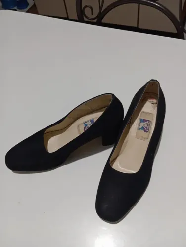 Sapatos pretos de salto baixo 36