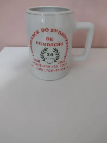 Caneca para chopp em porcelana com filete de ouro 
