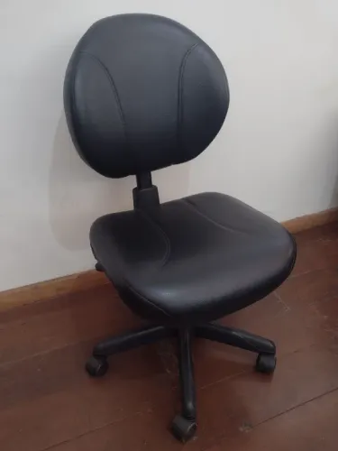 Cadeira em couro Giratória Preta - Linha executiva