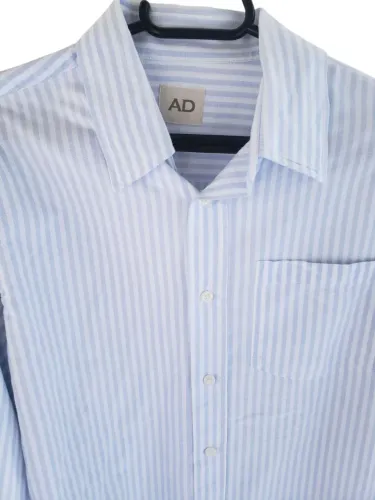 Camisa listrada azul e branca AD