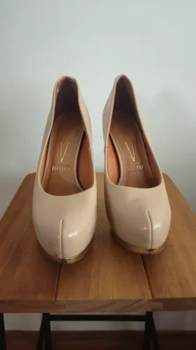 Scarpin Vizzano Bege com Detalhes Dourados