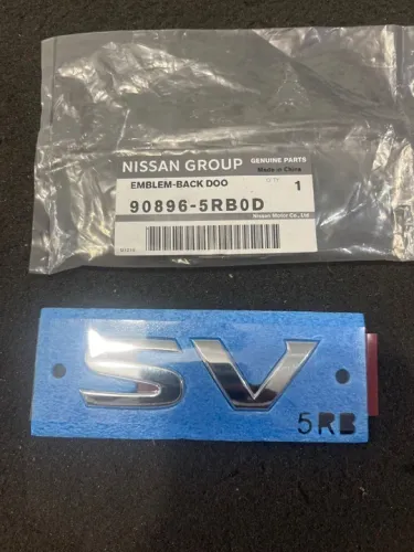 Emblema adesivo da tampa do porta malas kicks SV 2016 a 2021 novo genuino